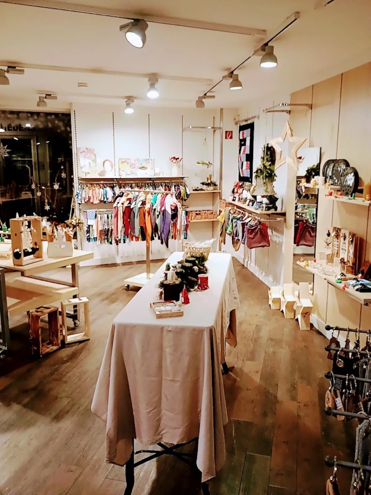 Weihnachtlich bestückter Verkaufsraum des Pop-up-Stores in Rhede