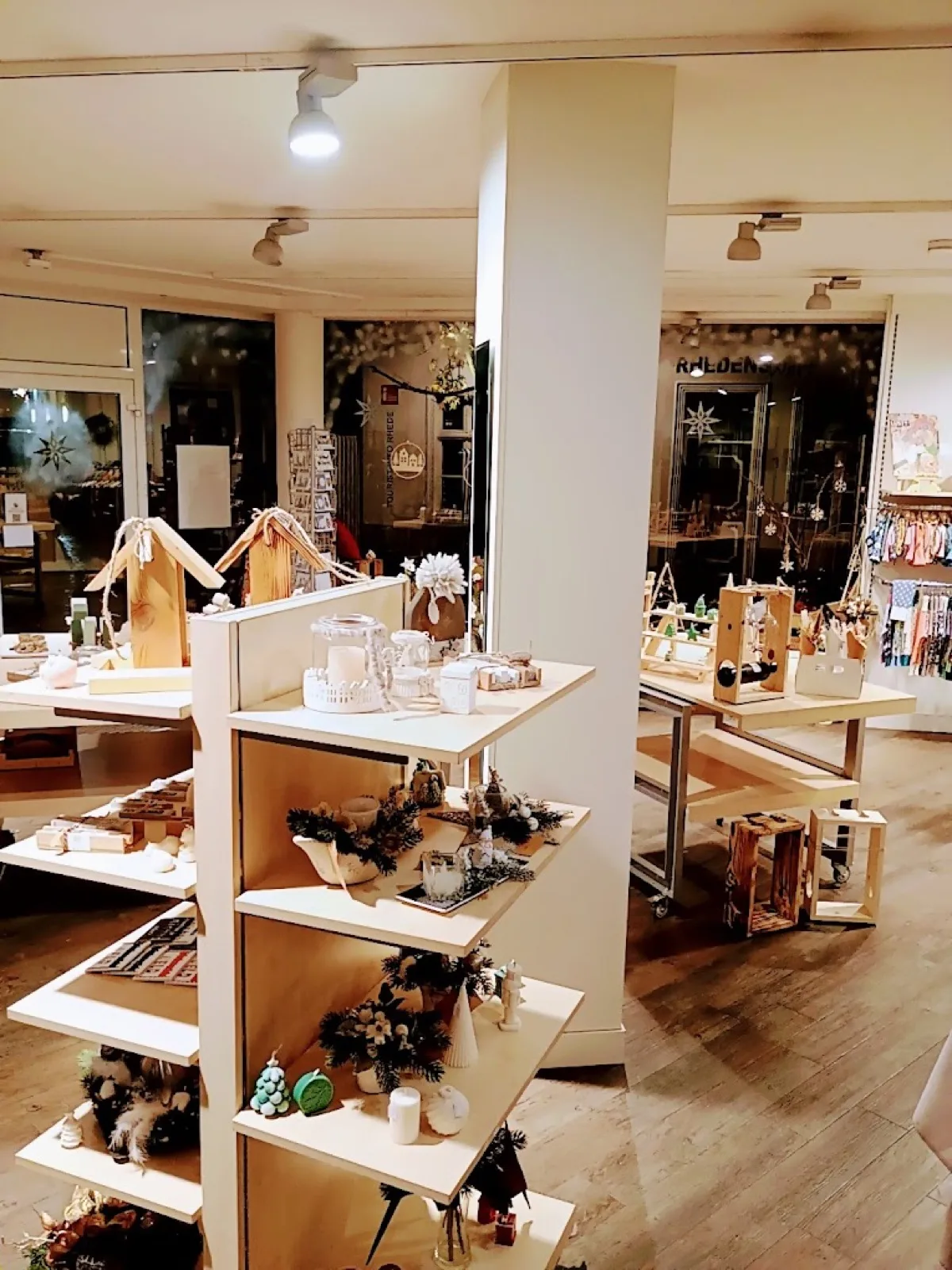 Regalturm mit Weihnachtsware regionaler Marken im Pop-up-Store in Rhede