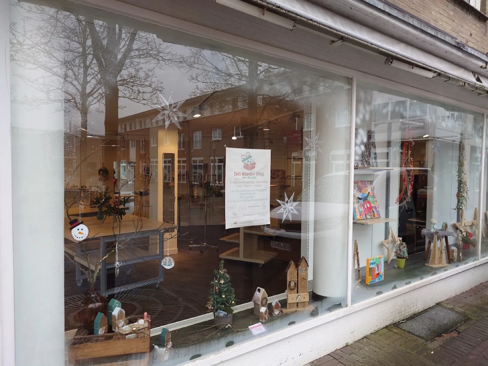 Weihnachtlich dekoriertes Schaufenster des Pop-up-Stores in Rhede