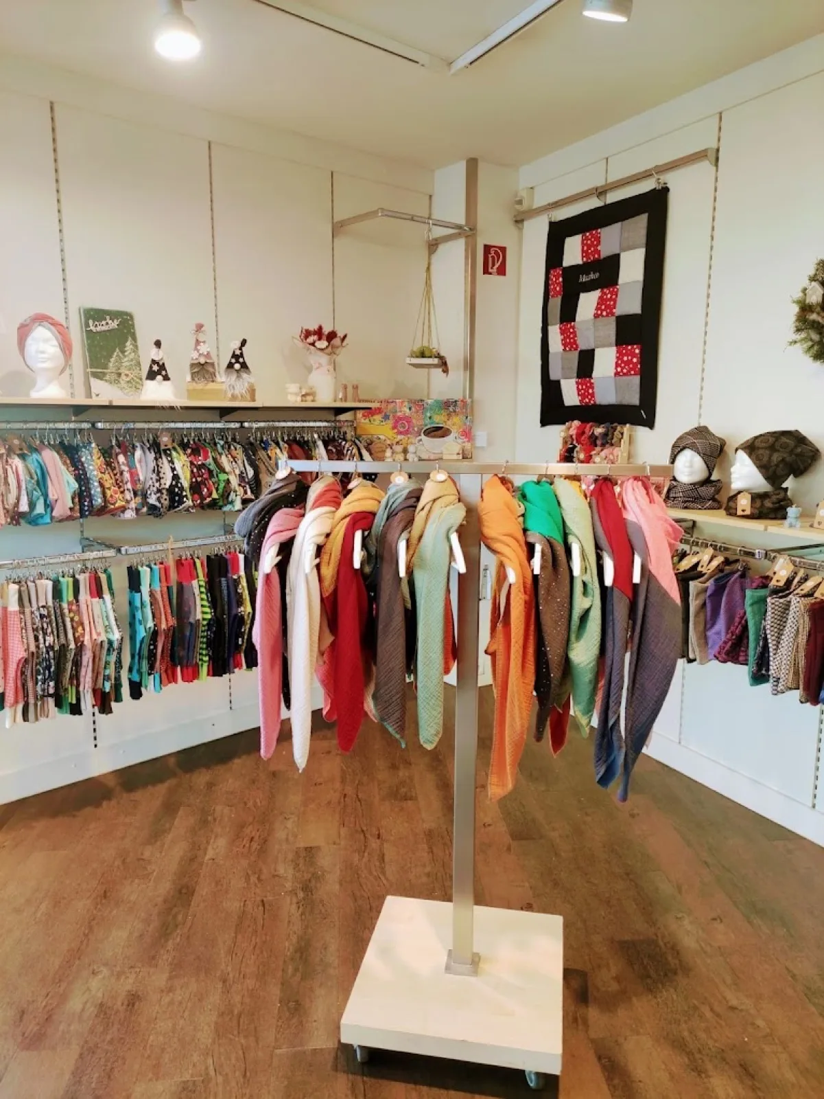 Ständer mit Tüchern und Accessoires im Pop-up-Store